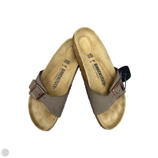 Sandals Flats By Birkenstock In Tan, Size: 9