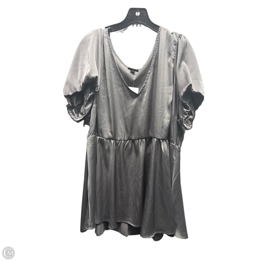 Top Short Sleeve By Torrid In Grey, Size: 1x