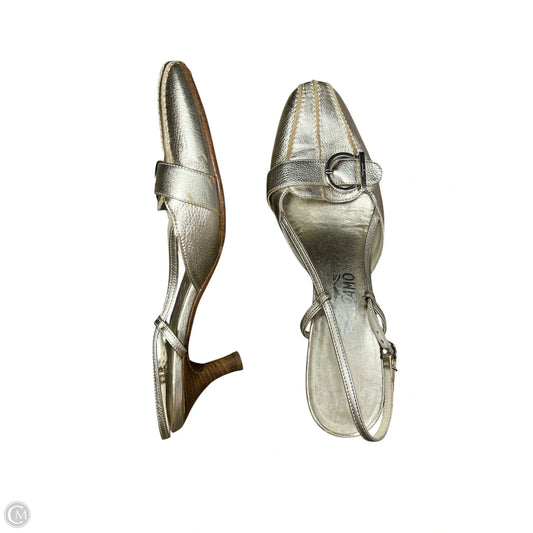 Shoes Luxury Designer By Ferragamo In Gold, Size: 8.5