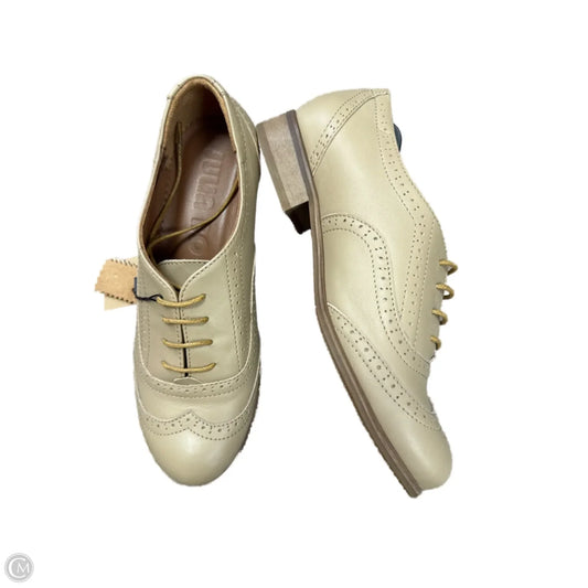 Shoes Flats By JULIA BO  In Tan, Size: 6