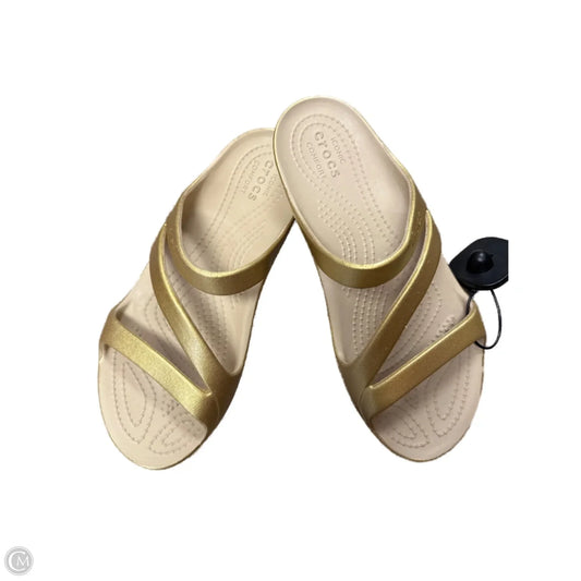 Sandals Flats By Crocs In Gold, Size: 6