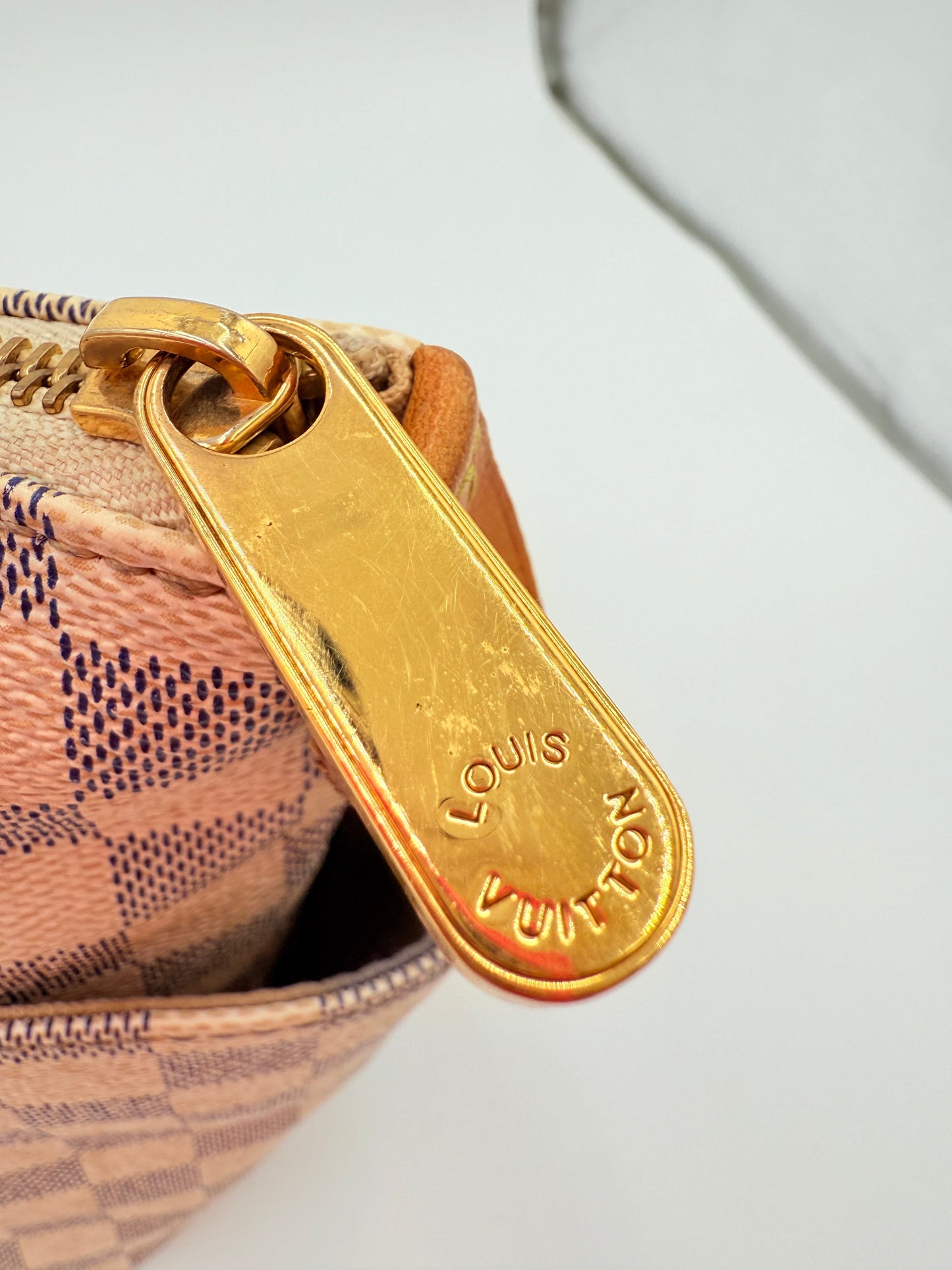 Handbag Luxury Designer By Louis Vuitton In Cream, Size:Medium