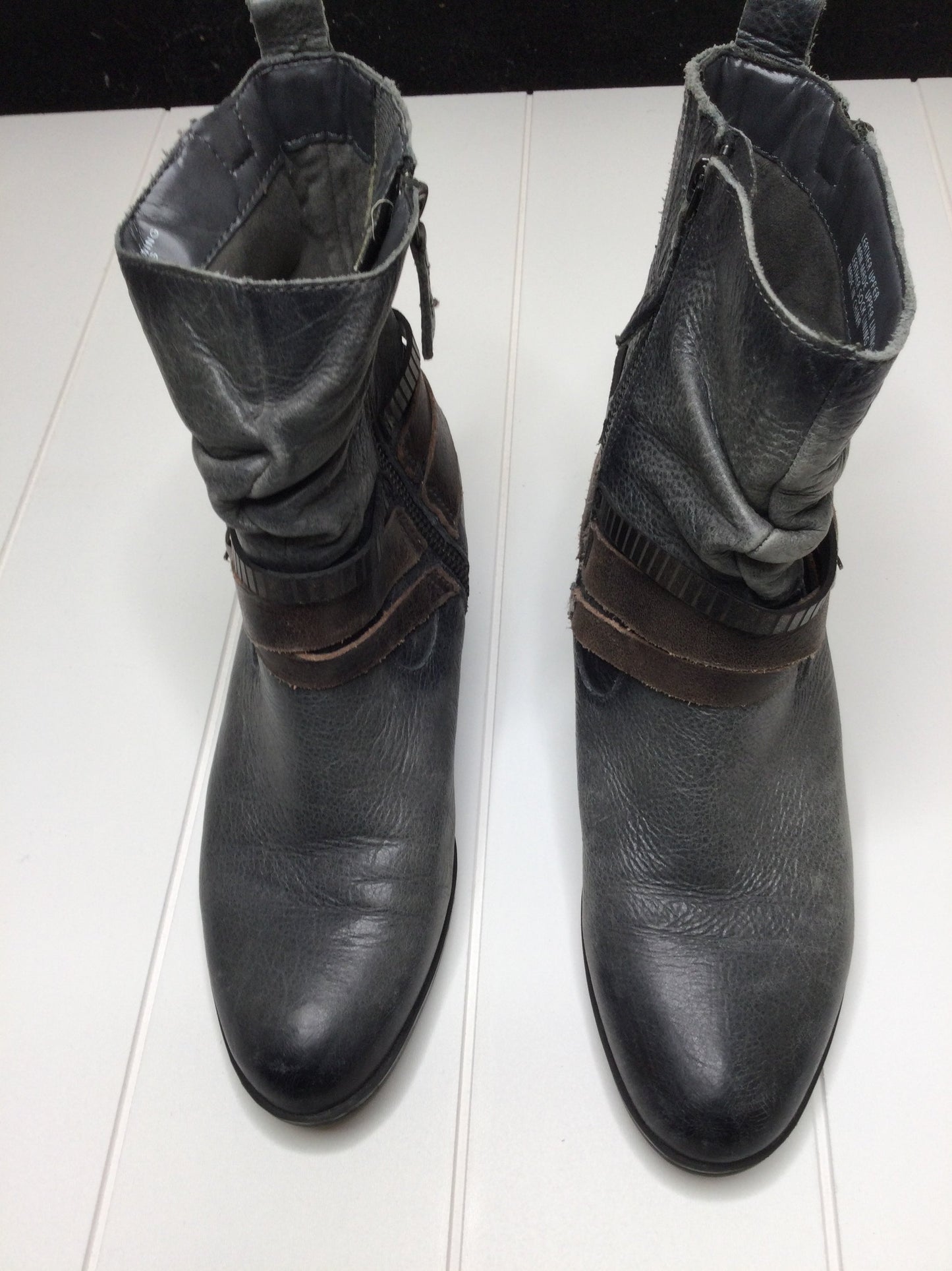 Boots Ankle Heels By Earth  Size: 7.5