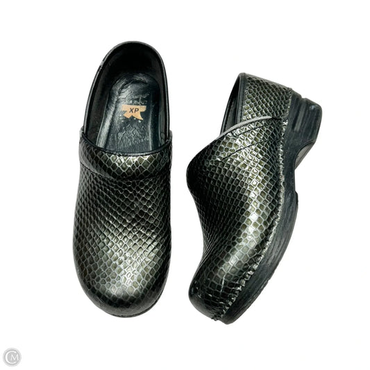 Shoes Flats By Dansko In Black, Size: 8.5