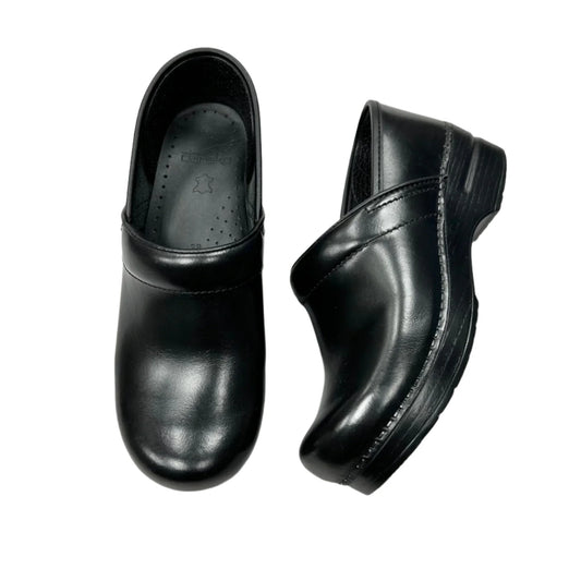 Shoes Flats By Dansko In Black, Size: 7.5