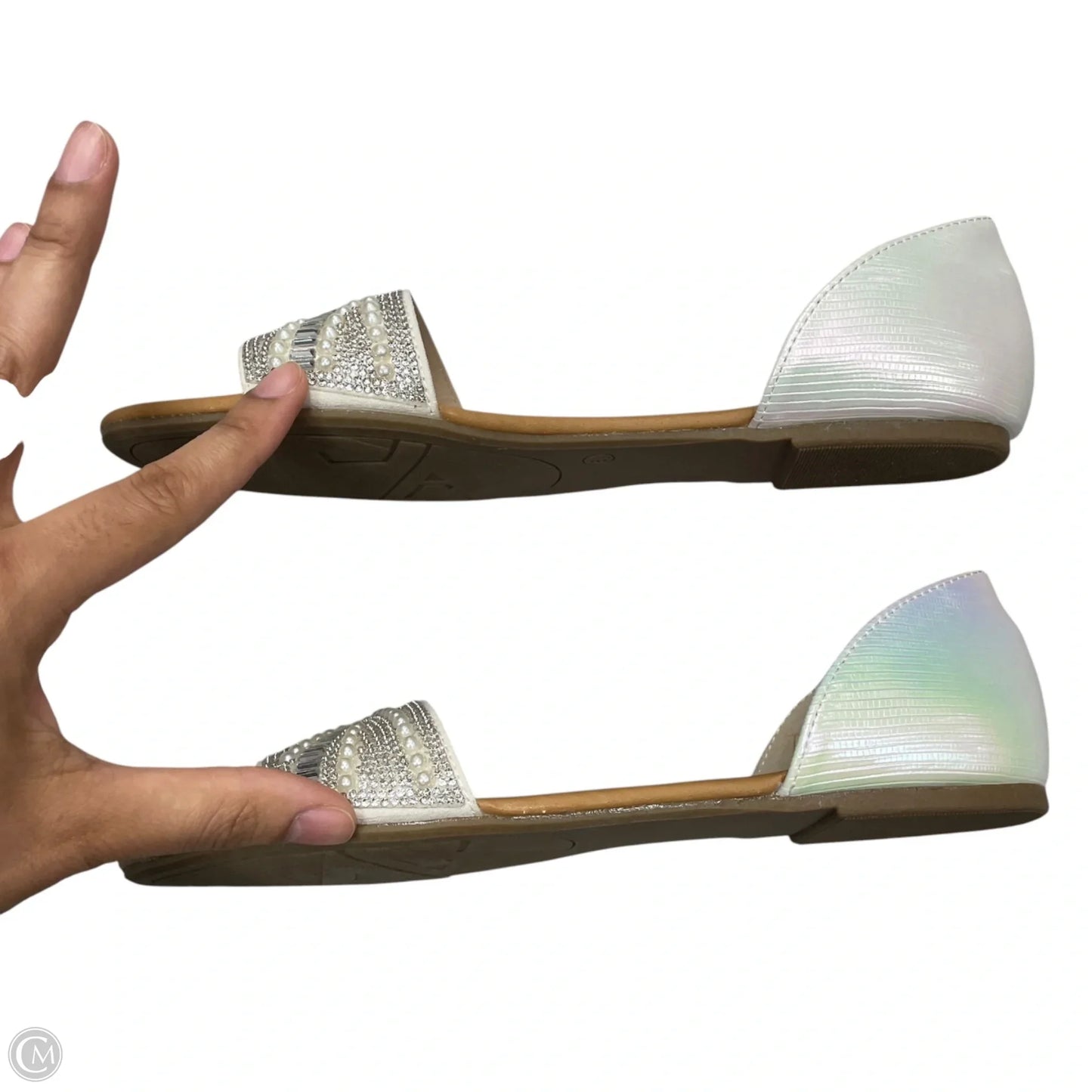Shoes Flats By Andiamo In Silver & White, Size: 8.5