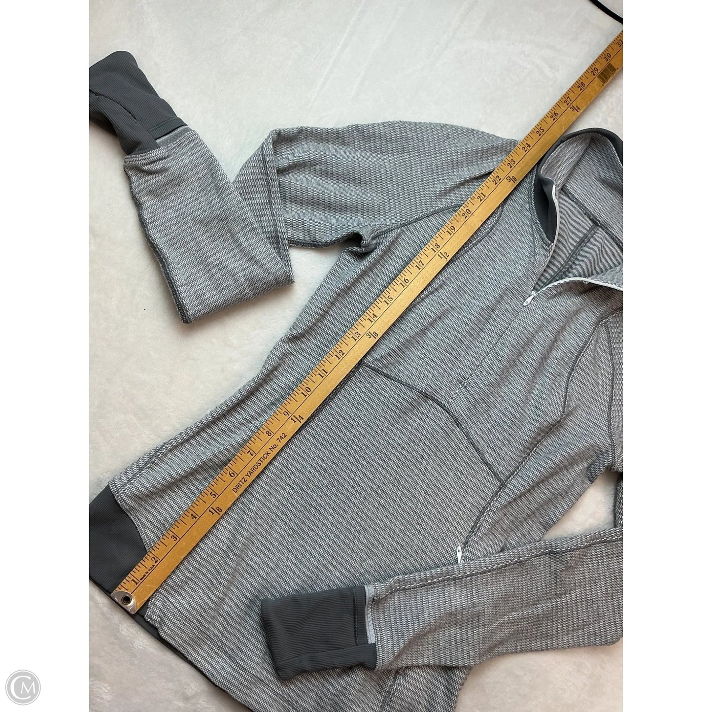 Athletic Top Long Sleeve Collar By Lululemon In Grey, Size: 4