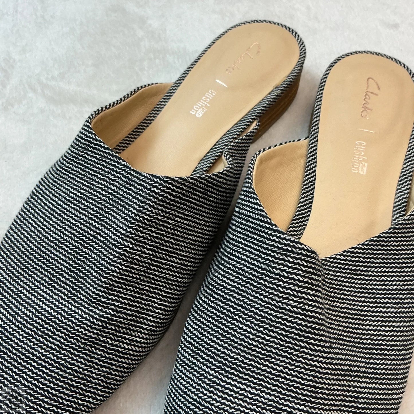 Shoes Flats By Clarks In Black & White, Size: 9