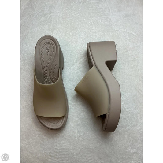 Sandals Heels Block By Crocs In Cream, Size: 8