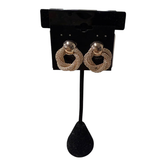 Earrings Dangle/Drop  In Gold