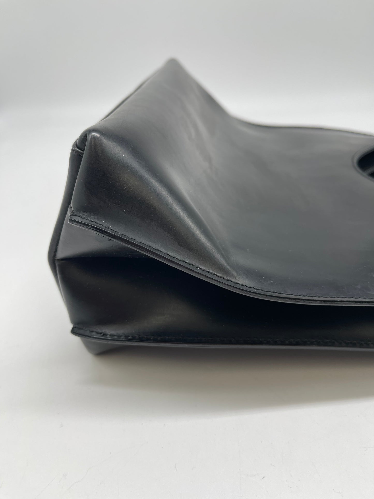 Handbag Luxury Designer By Gucci, Size: Medium