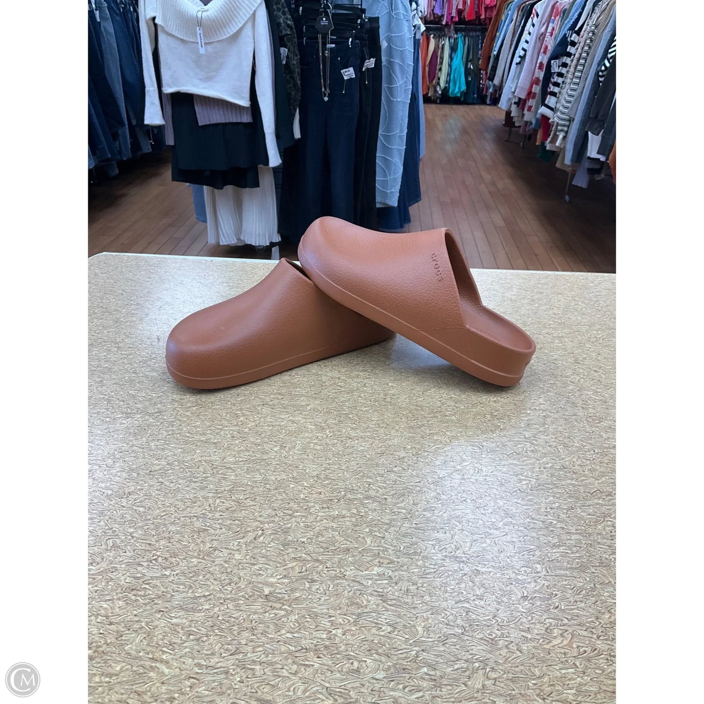 Shoes Flats By Crocs In Tan, Size: 7
