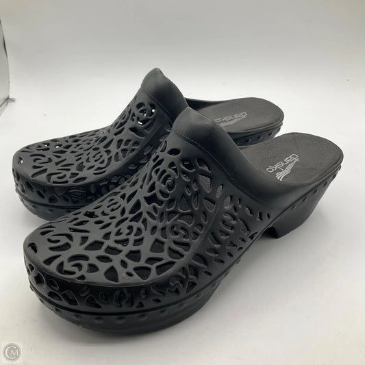 Shoes Flats By Dansko In Black, Size: 8