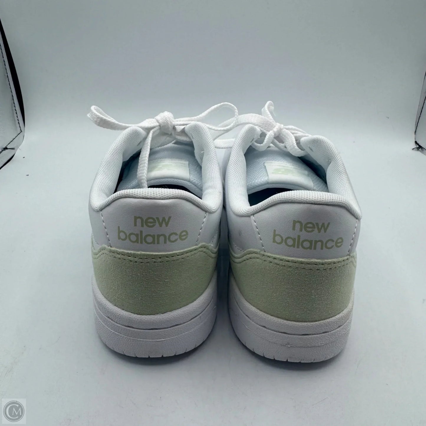 Shoes Sneakers By New Balance In White, Size: 10