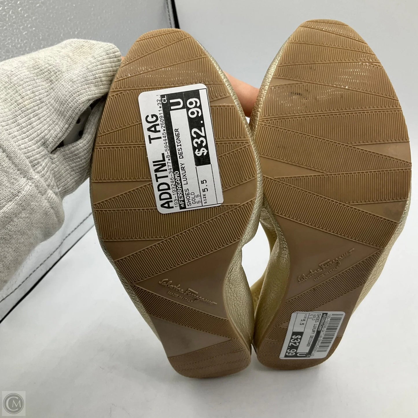Shoes Luxury Designer By Ferragamo In Gold, Size: 5.5