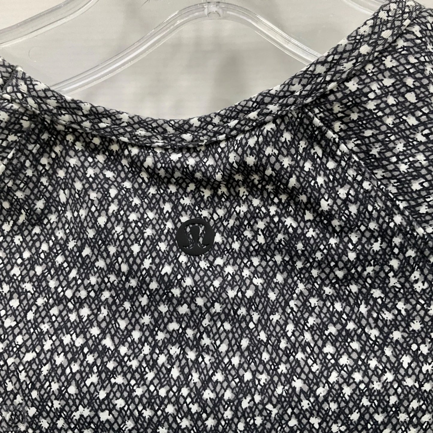 Athletic Top Long Sleeve Collar By Lululemon In Black & White, Size: 4