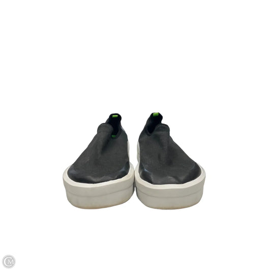 Shoes Flats By Oofos In Black & White, Size: 9
