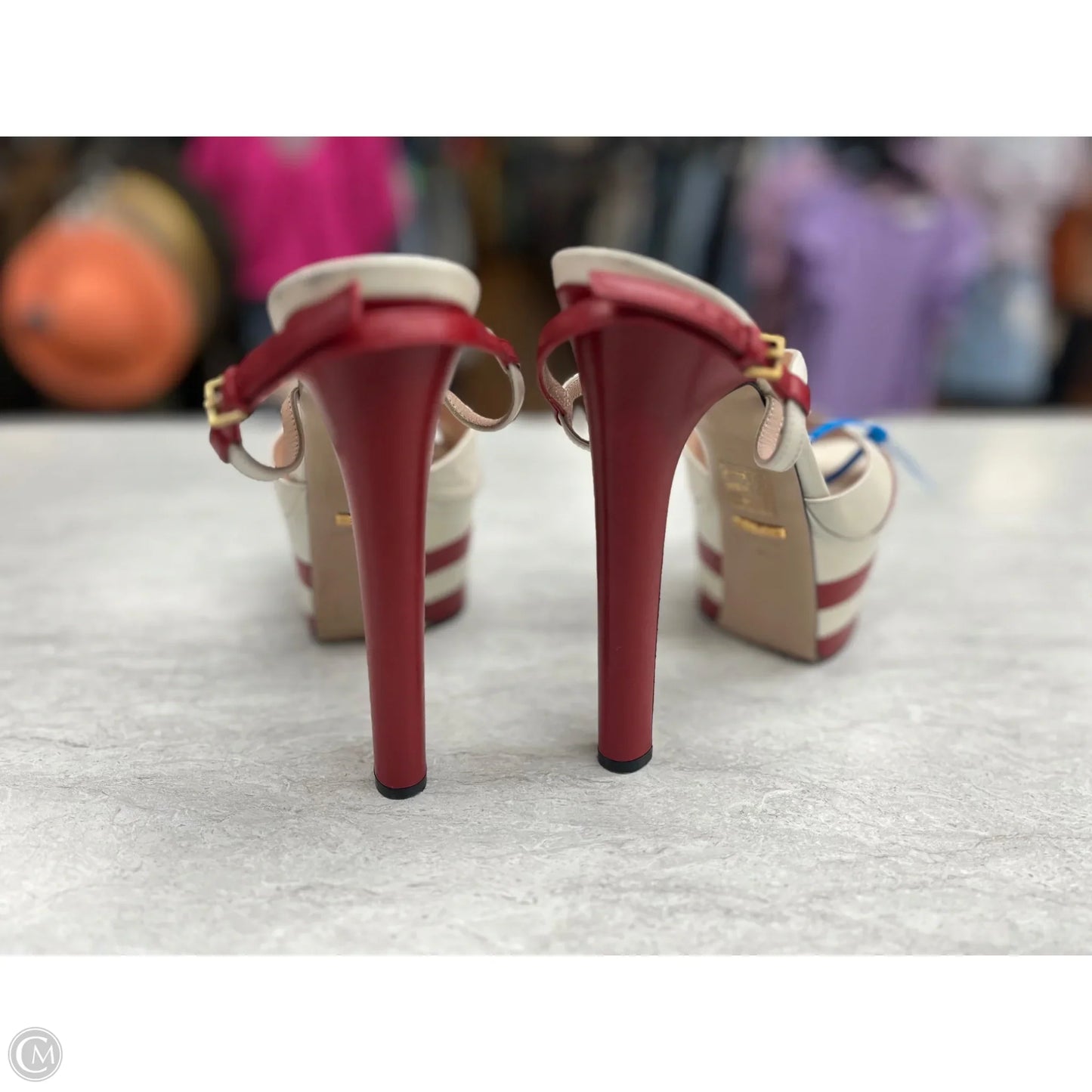 Shoes Luxury Designer By Gucci In Cream & Red, Size: 10