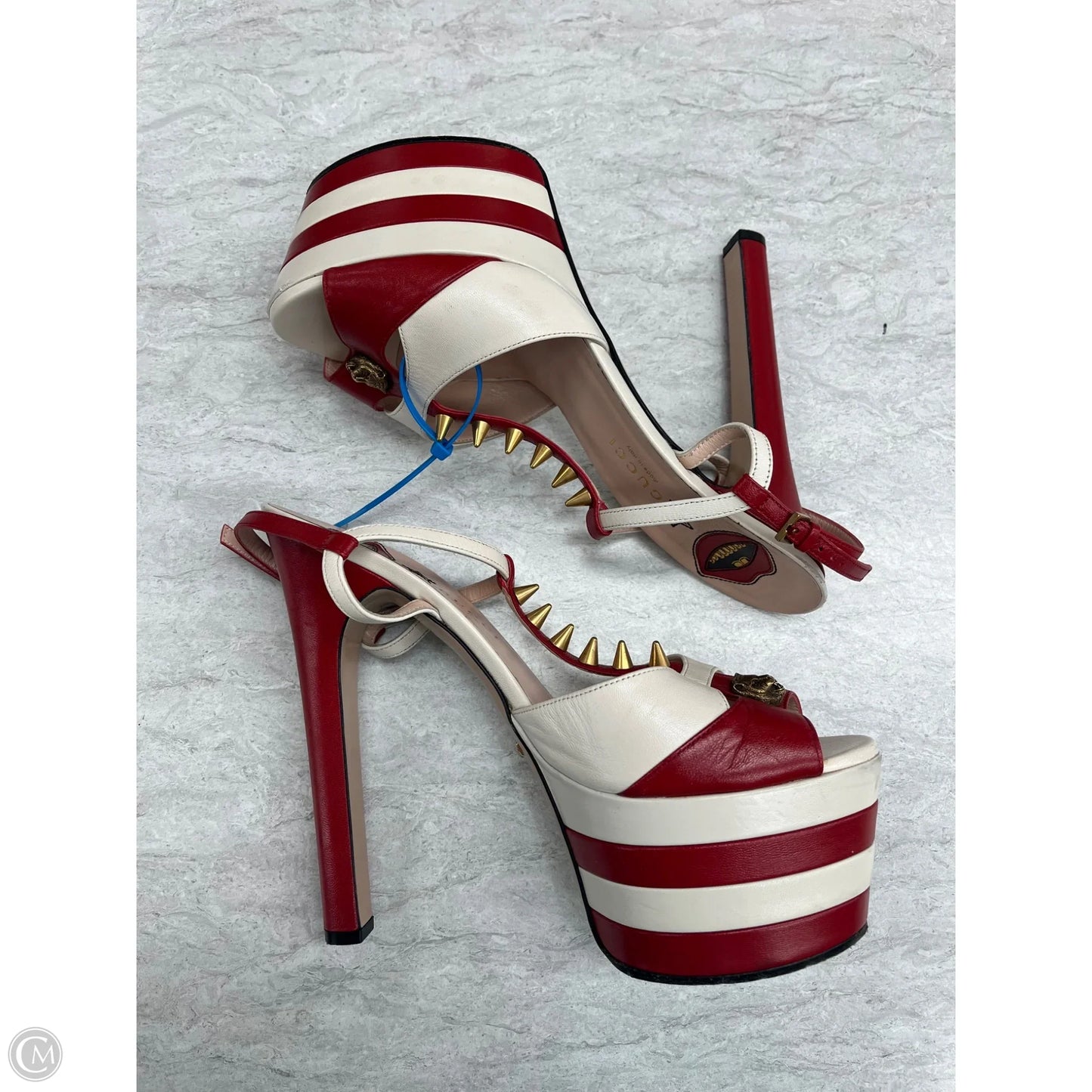 Shoes Luxury Designer By Gucci In Cream & Red, Size: 10