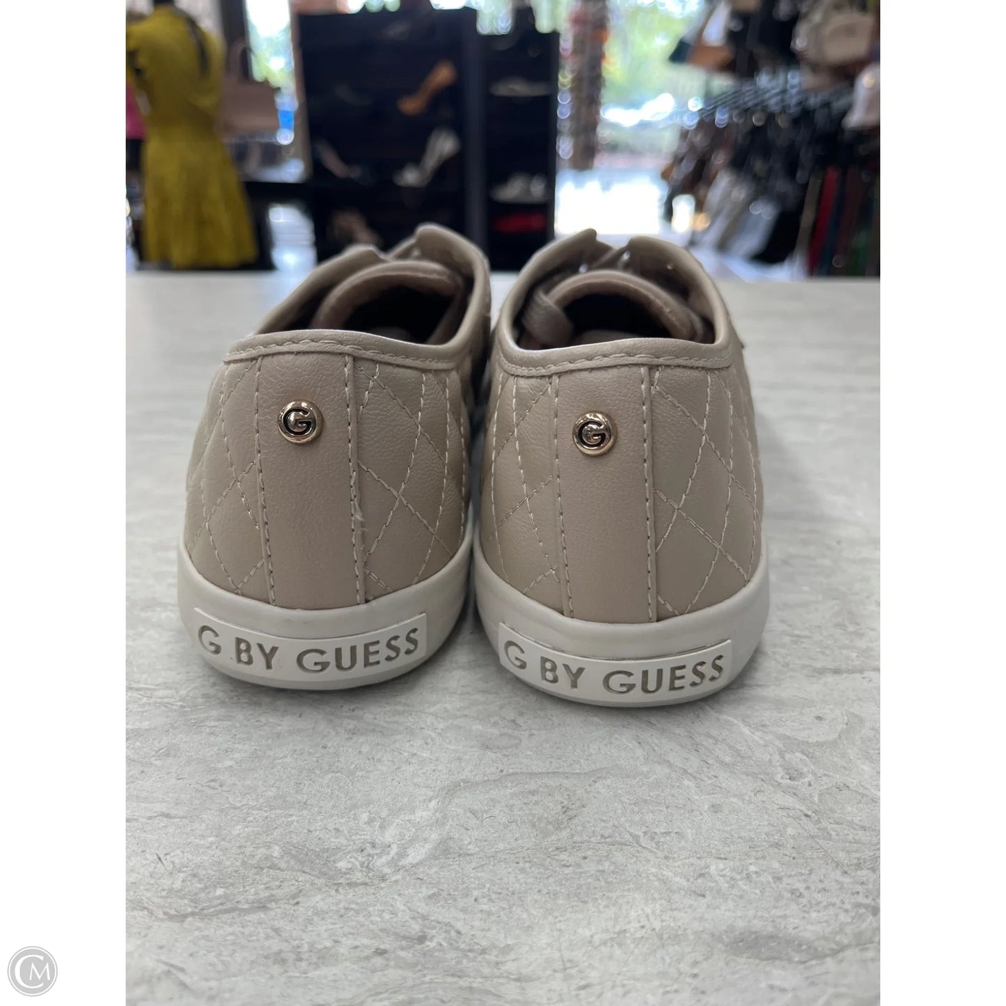 Shoes Sneakers By Guess In Tan, Size: 9