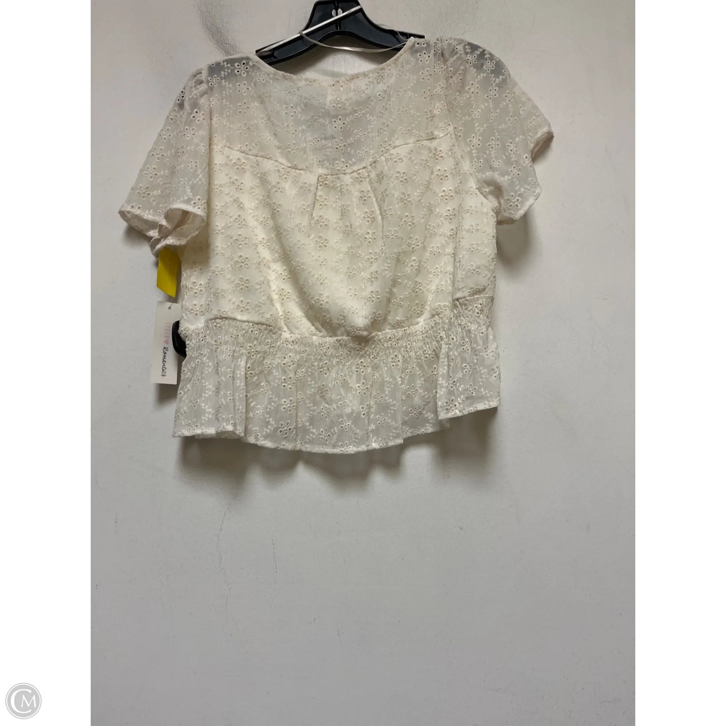 Top Short Sleeve By Urban Romantics In Cream, Size: Xl