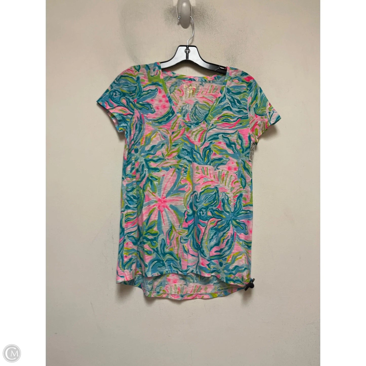 Top Short Sleeve Designer By Lilly Pulitzer In Tropical Print, Size: Xs