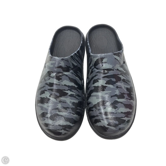 Shoes Flats By Oofos In Camouflage Print, Size: 12