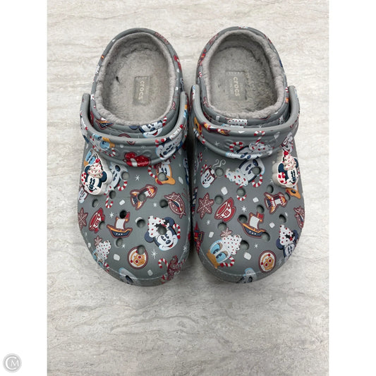 Shoes Flats By Crocs In Grey, Size: 8