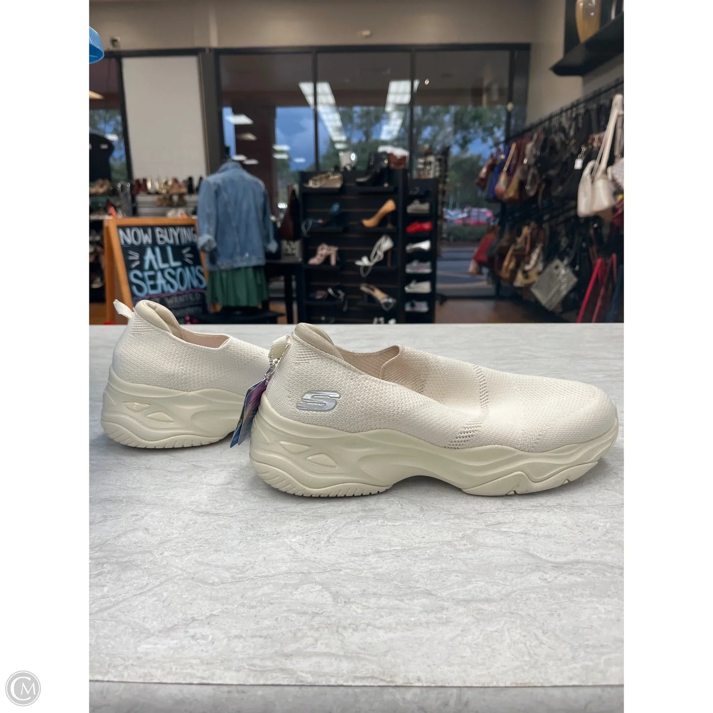 Shoes Sneakers By Skechers In Ivory, Size: 9