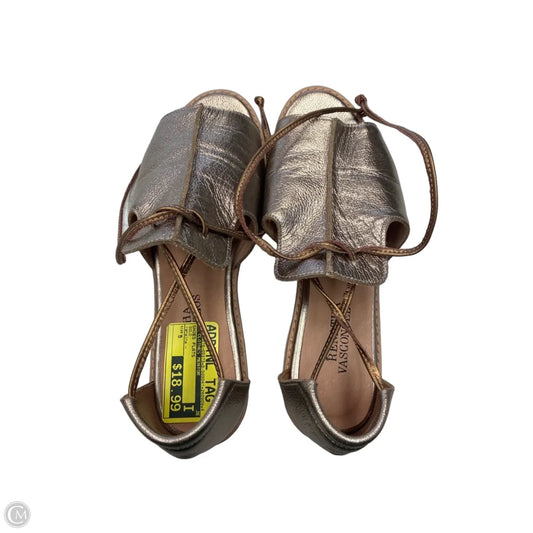 Shoes Flats By Clothes Mentor In Gold, Size: 5