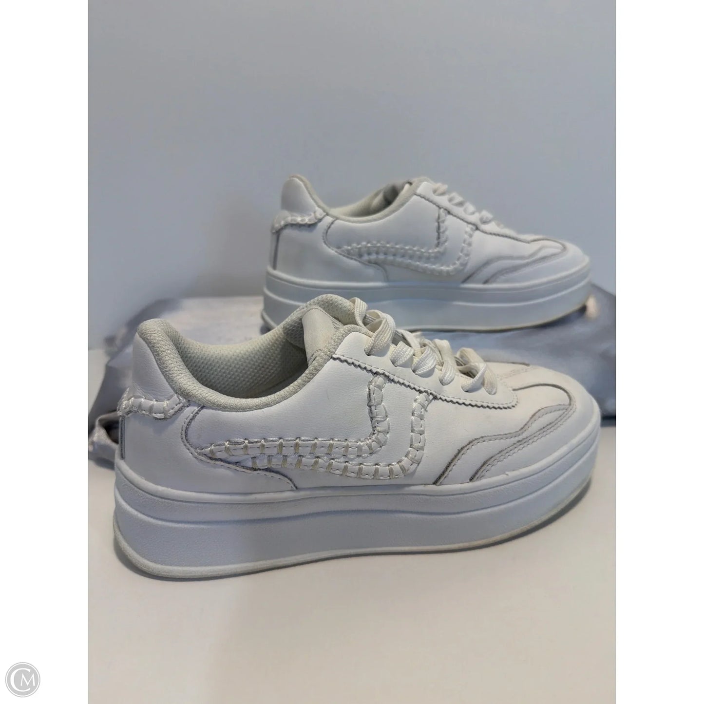 Shoes Sneakers By Clothes Mentor In White, Size: 6