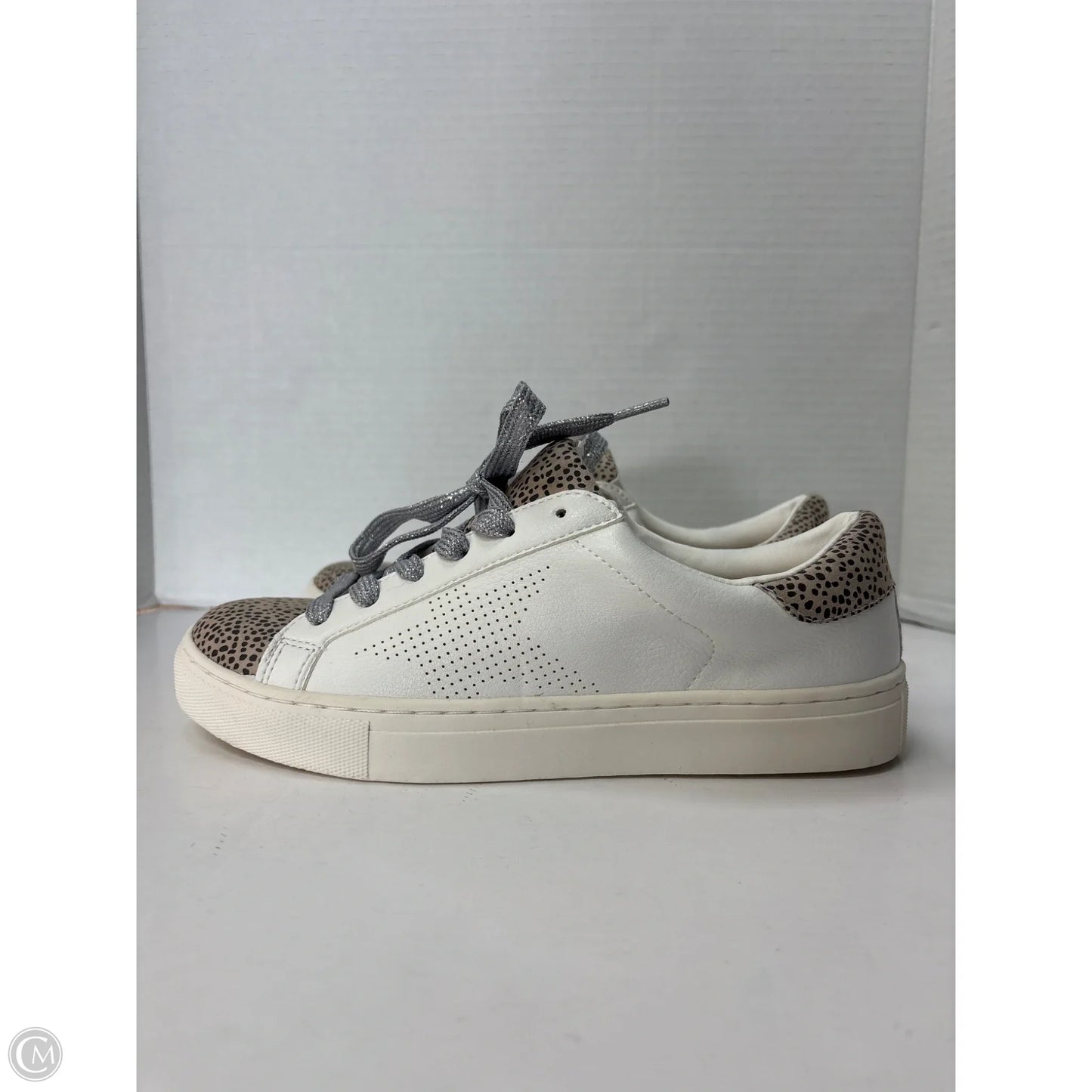 Shoes Sneakers By Universal Thread In White, Size: 8.5