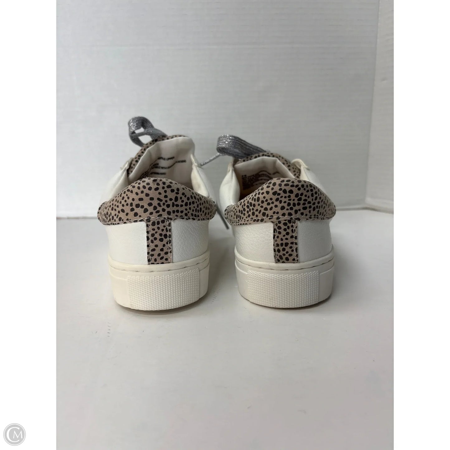 Shoes Sneakers By Universal Thread In White, Size: 8.5