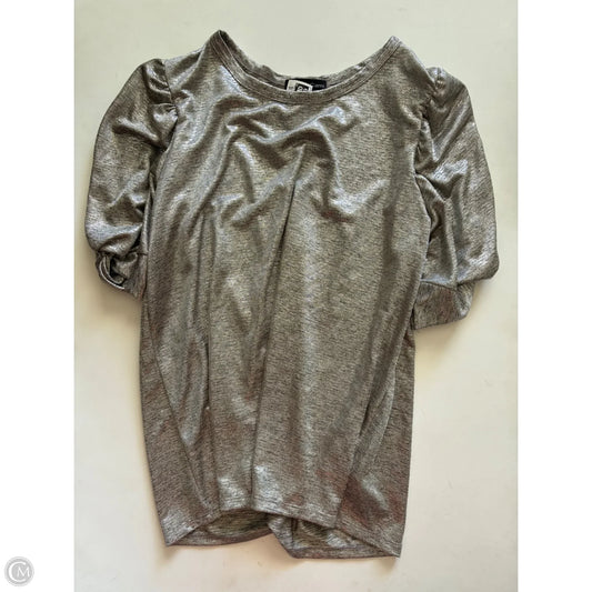 Top Short Sleeve By Kim & Cami In Silver, Size: L