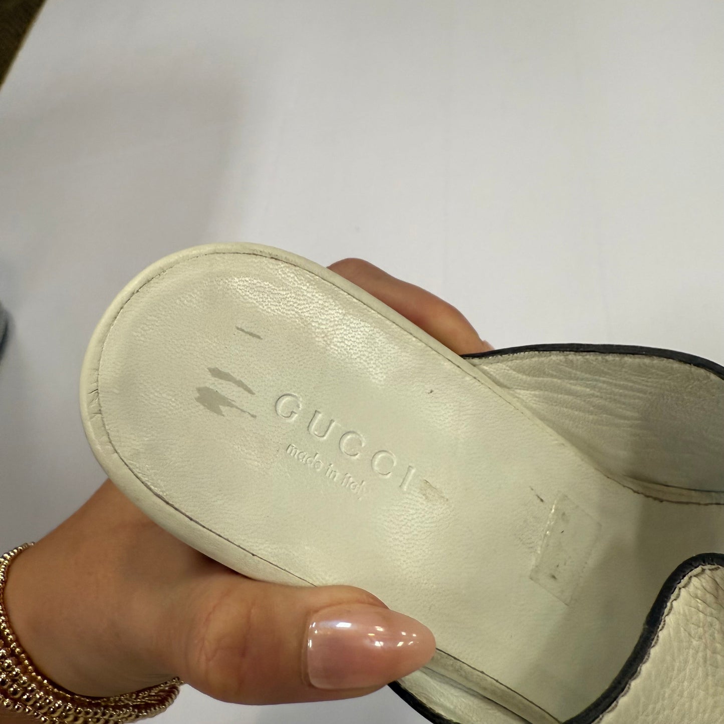 Shoes Luxury Designer By Gucci In White, Size: 9