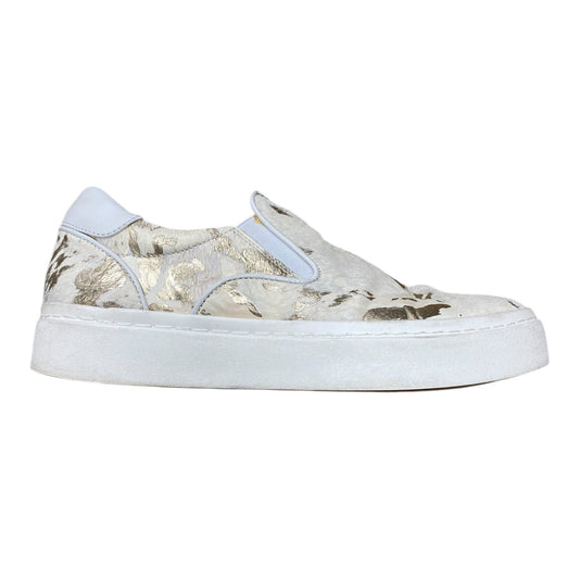 Shoes Sneakers By Vaneli In Cream, Size:5.5