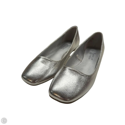 Shoes Flats By Clothes Mentor In Silver, Size: 6