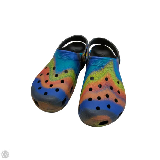 Shoes Flats By Crocs In Multi-colored, Size: 12