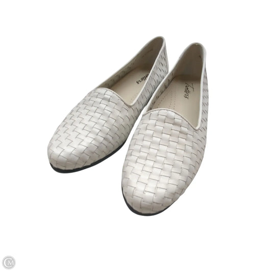 Shoes Flats By Clothes Mentor In White, Size: 6