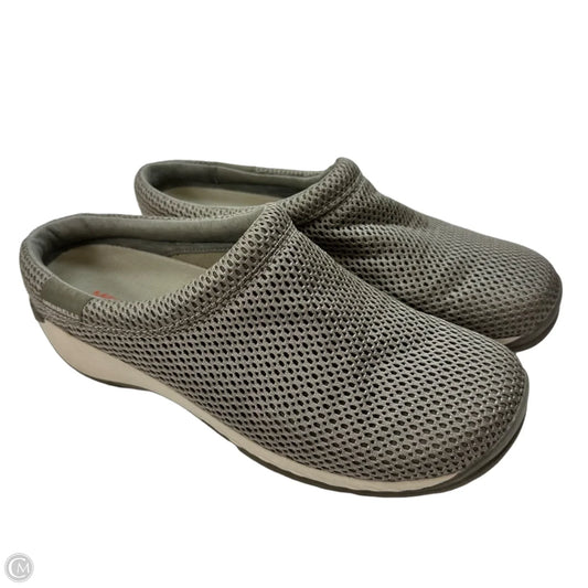 Shoes Flats By Merrell In Grey, Size: 8.5