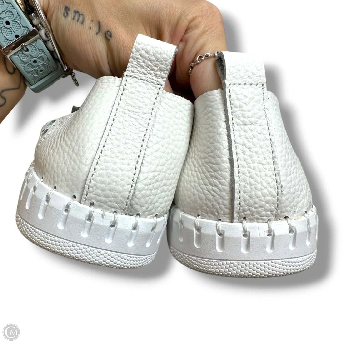 Shoes Sneakers By Clothes Mentor In White, Size: 9