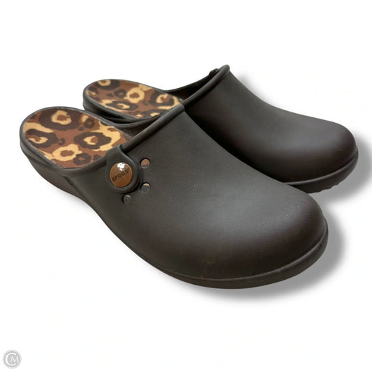 Shoes Flats By Crocs In Brown, Size: 8