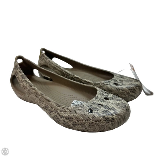 Shoes Flats By Crocs In Multi-colored, Size: 7