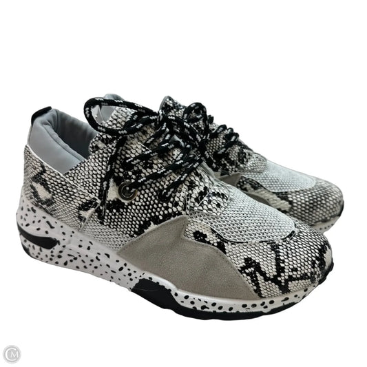 Shoes Sneakers By Clothes Mentor In Snakeskin Print, Size: 9