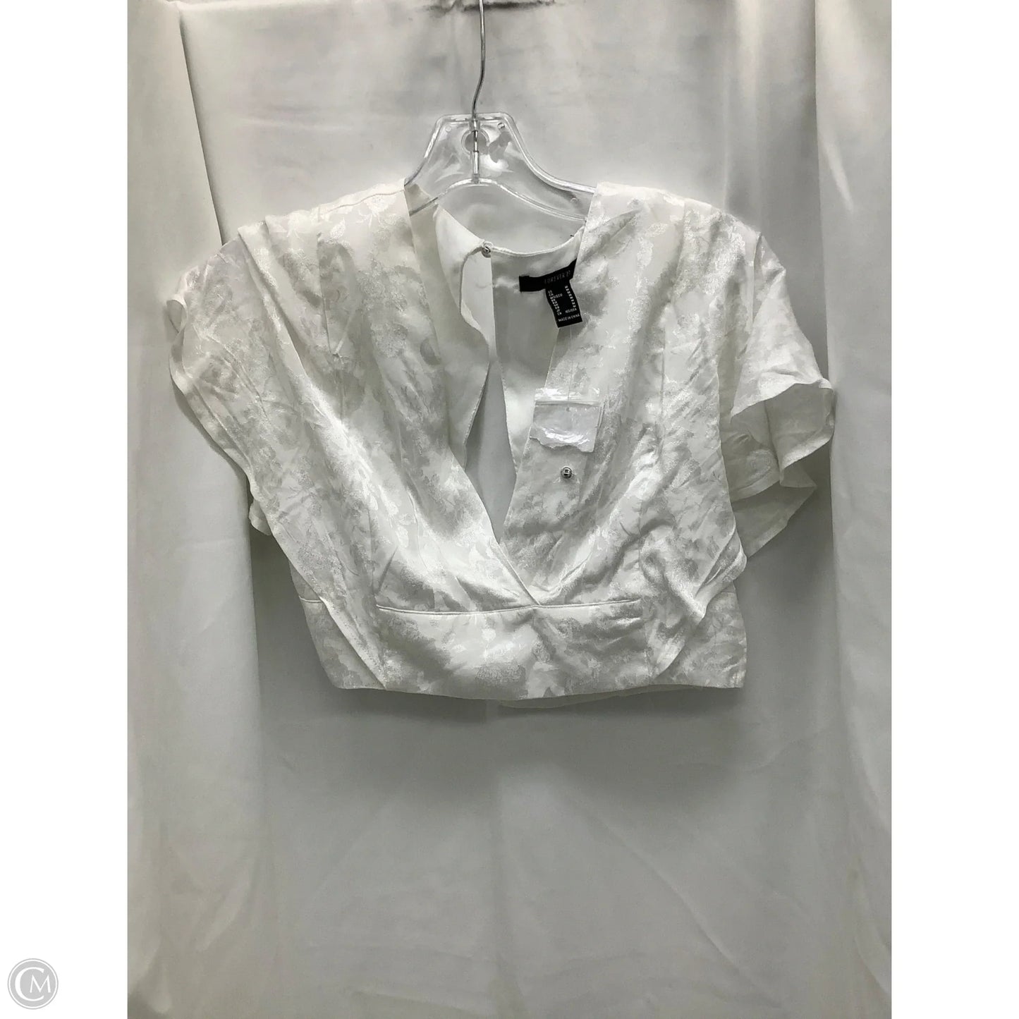 Top Short Sleeve By Forever 21 In White, Size: M