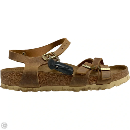 Sandals Flats By Birkenstock In Brown, Size: 6