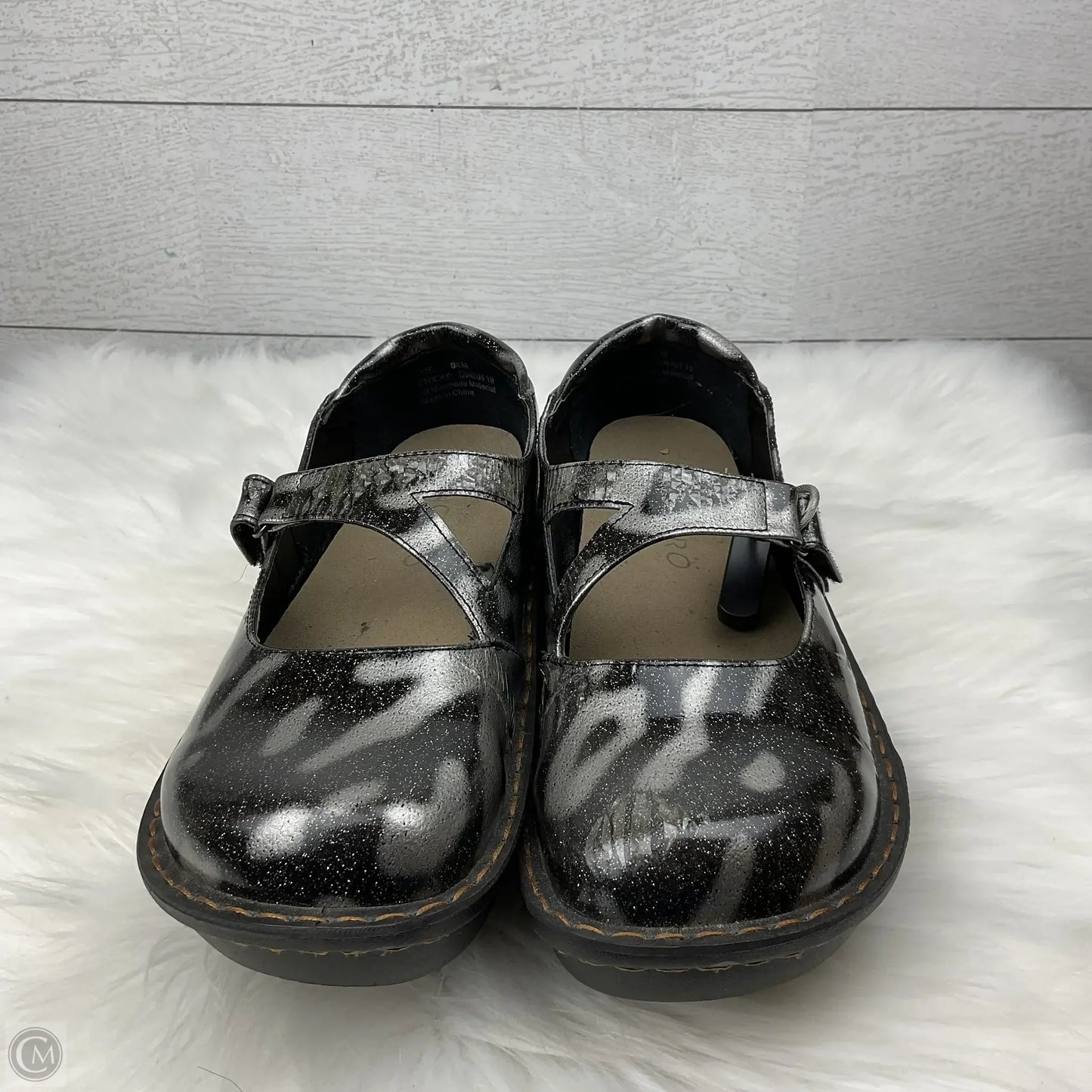 Shoes Flats By Clothes Mentor In Silver, Size: 8.5
