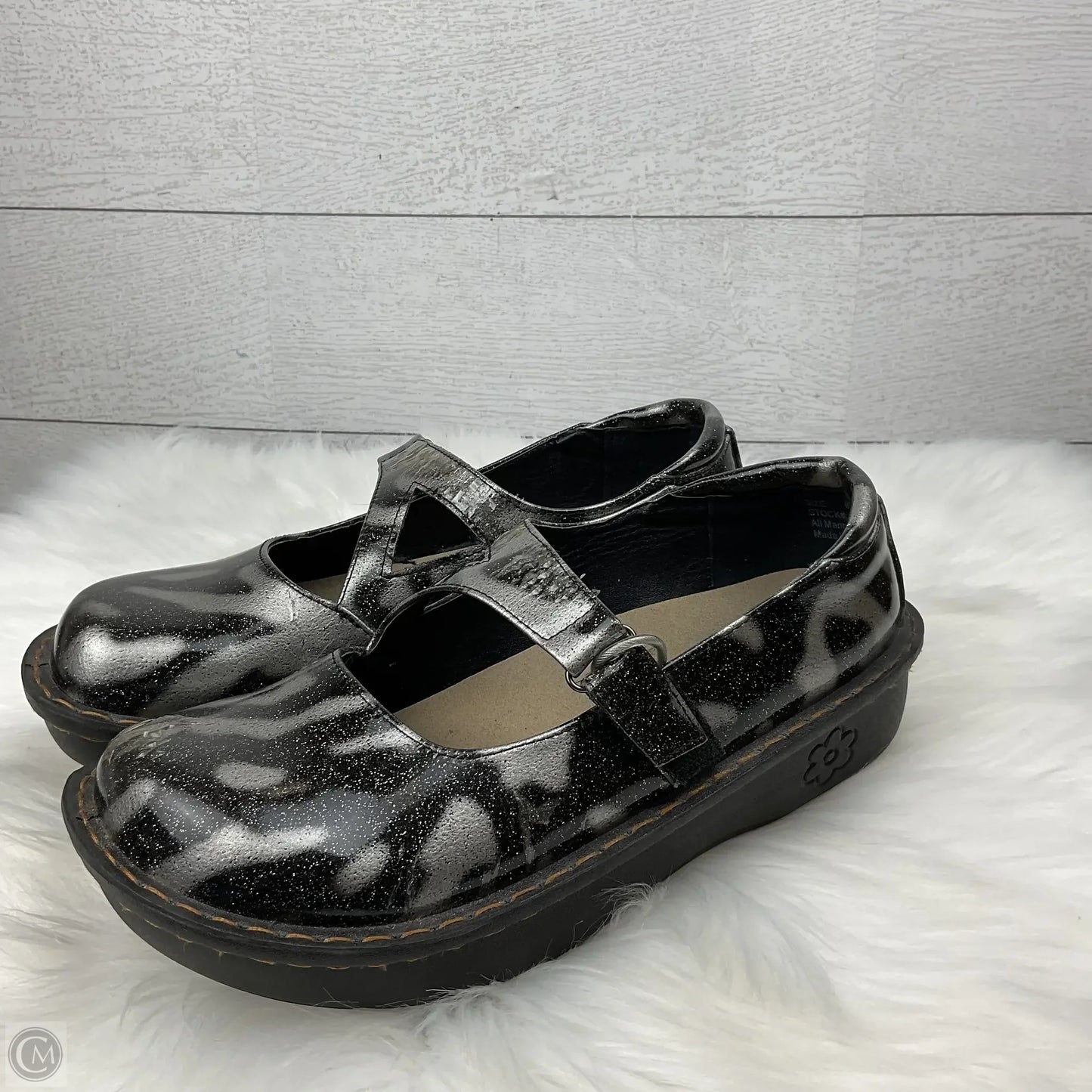 Shoes Flats By Clothes Mentor In Silver, Size: 8.5