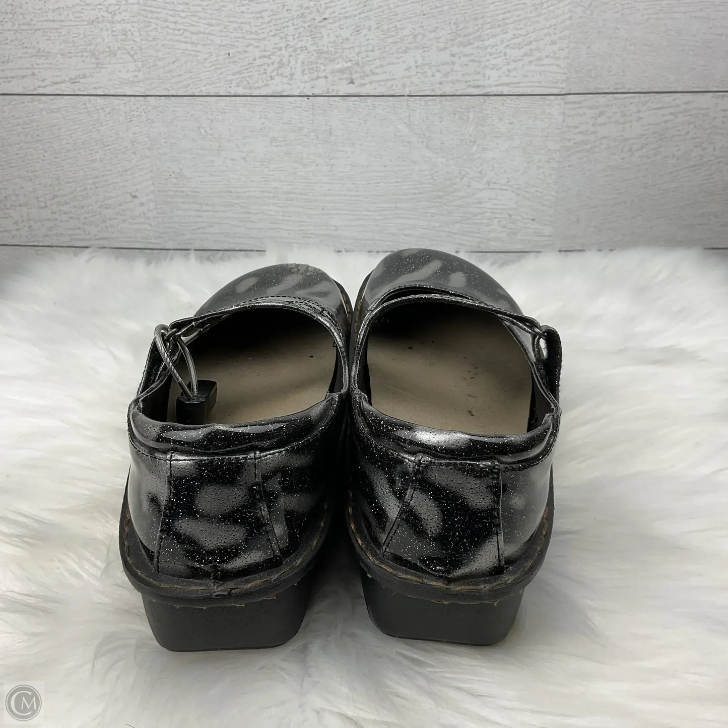Shoes Flats By Clothes Mentor In Silver, Size: 8.5