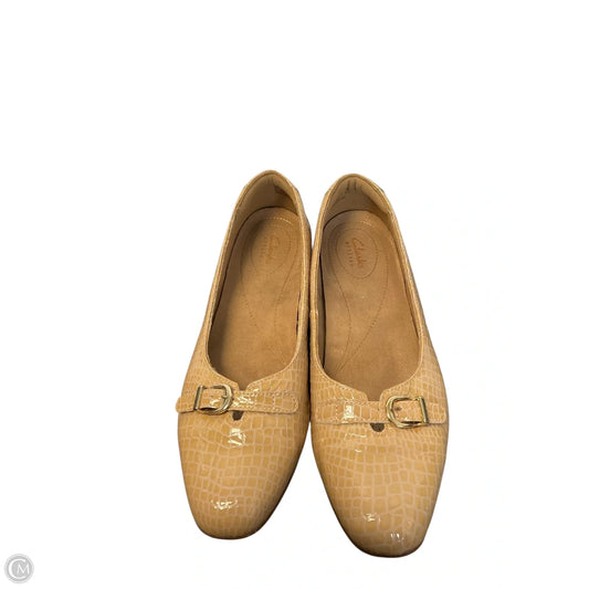 Shoes Flats By Clarks In Brown, Size: 10